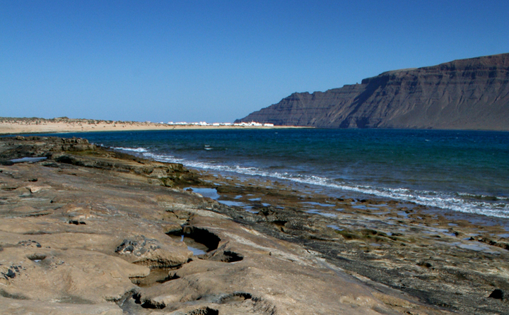 Zurück am Playa El Salado. Im Hintergrund das Örtchen Caleta del Sebo und Famara